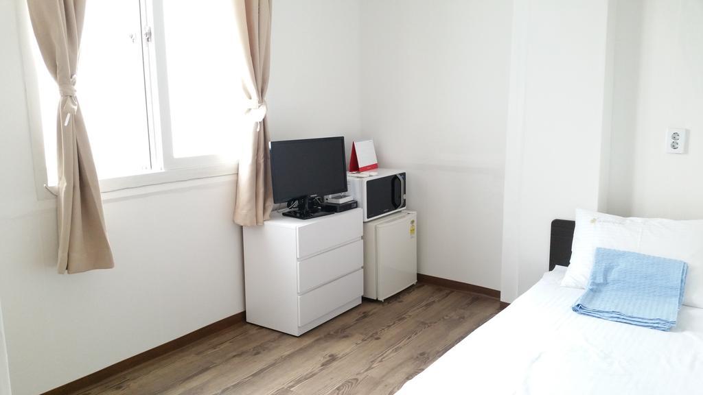 24 Guesthouse Sinchon Hongdae Seoul Exterior photo